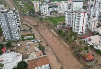 Mersin'de sağanak: Dereler taştı, yolları su bastı