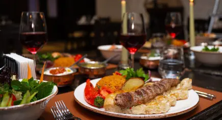 Restoran fiyatları uçtu! Dışarıda yemek artık cep yakıyor: Fiyatlar kıyafetle yarışıyor