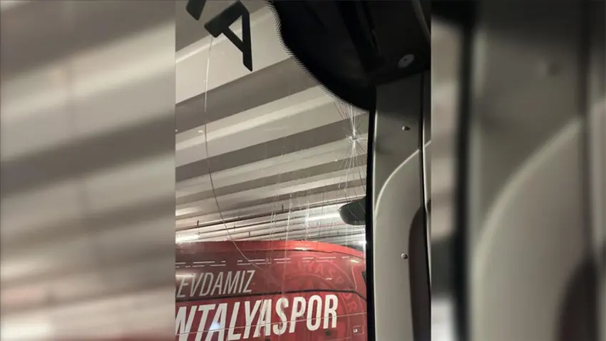 Trabzonspor’un takım otobüsüne taşlı saldırı haberinin görseli