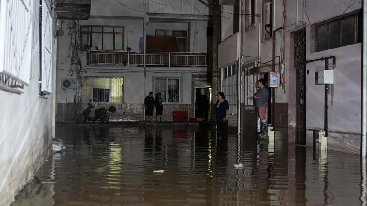 Vali Elban açıkladı: İzmir’de 298 haneyi su bastı haberinin görseli