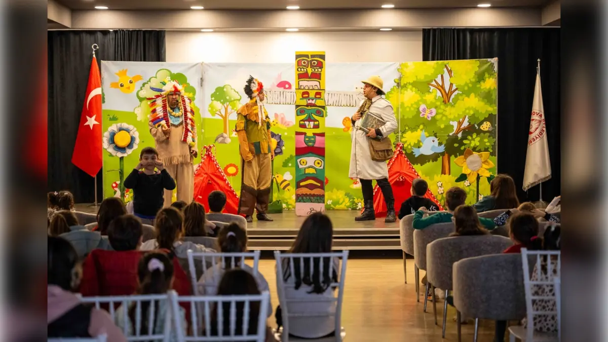 Bornova’da yarıyıl tatili tiyatroyla şenlendi haberinin görseli