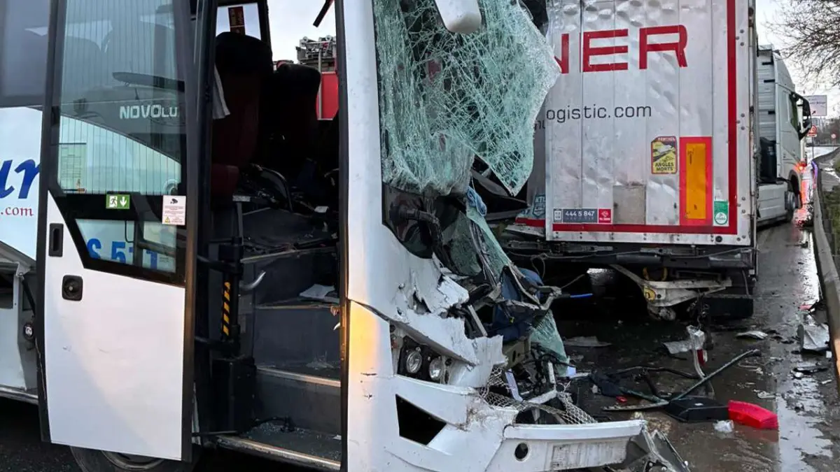 İstanbul’da kaza: Tur midibüsü park halindeki TIR'a çarptı haberinin görseli