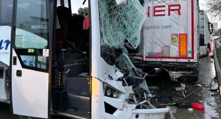 İstanbul’da kaza: Tur midibüsü park halindeki TIR'a çarptı