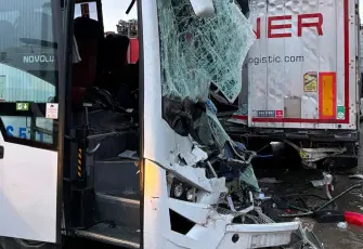 İstanbul’da kaza: Tur midibüsü park halindeki TIR'a çarptı