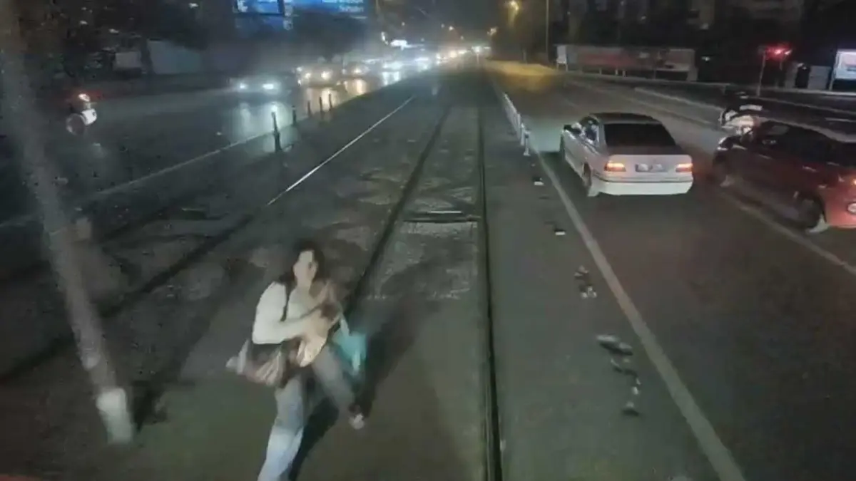 İzmir’de tramvayın çarptığı lise öğrencisinin ailesi 50 gündür umutla bekliyor haberinin görseli