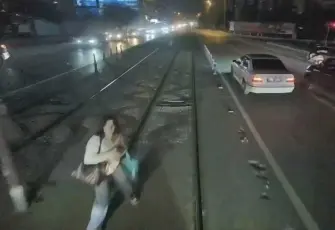 İzmir’de tramvayın çarptığı lise öğrencisinin ailesi 50 gündür umutla bekliyor