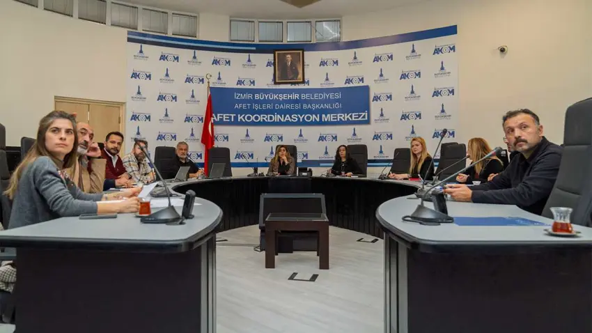 İzmir’de turuncu kod alarmı: AKOM Kriz Masası devrede, ekipler sahaya indi