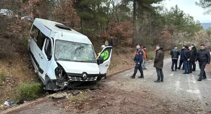 Karabük’te kaza: Senegalli öğrencileri taşıyan minibüs alt yola uçtu