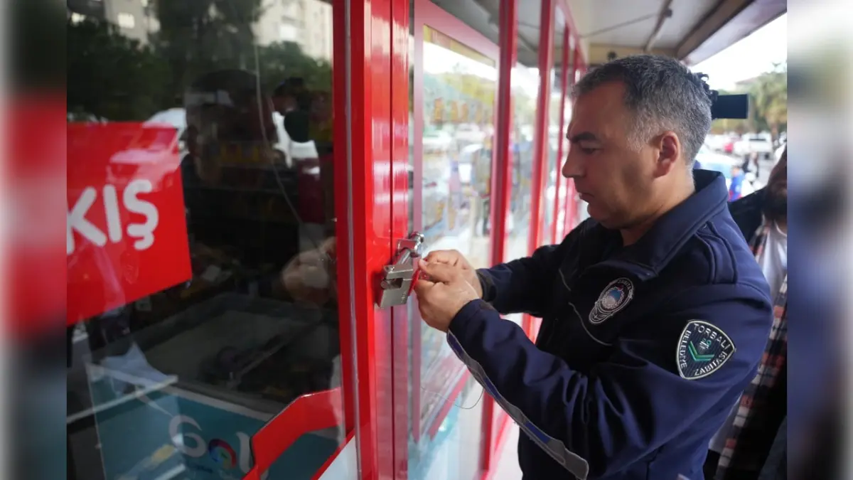 Torbalı’da halk sağlığına sıkı denetim: Son kullanma tarihi geçen ürün satan iki market mühürlendi haberinin görseli