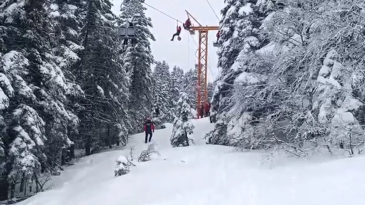 Uludağ’da telesiyej arızası: 51 tatilci mahsur kaldıkları yerden kurtarıldı haberinin görseli
