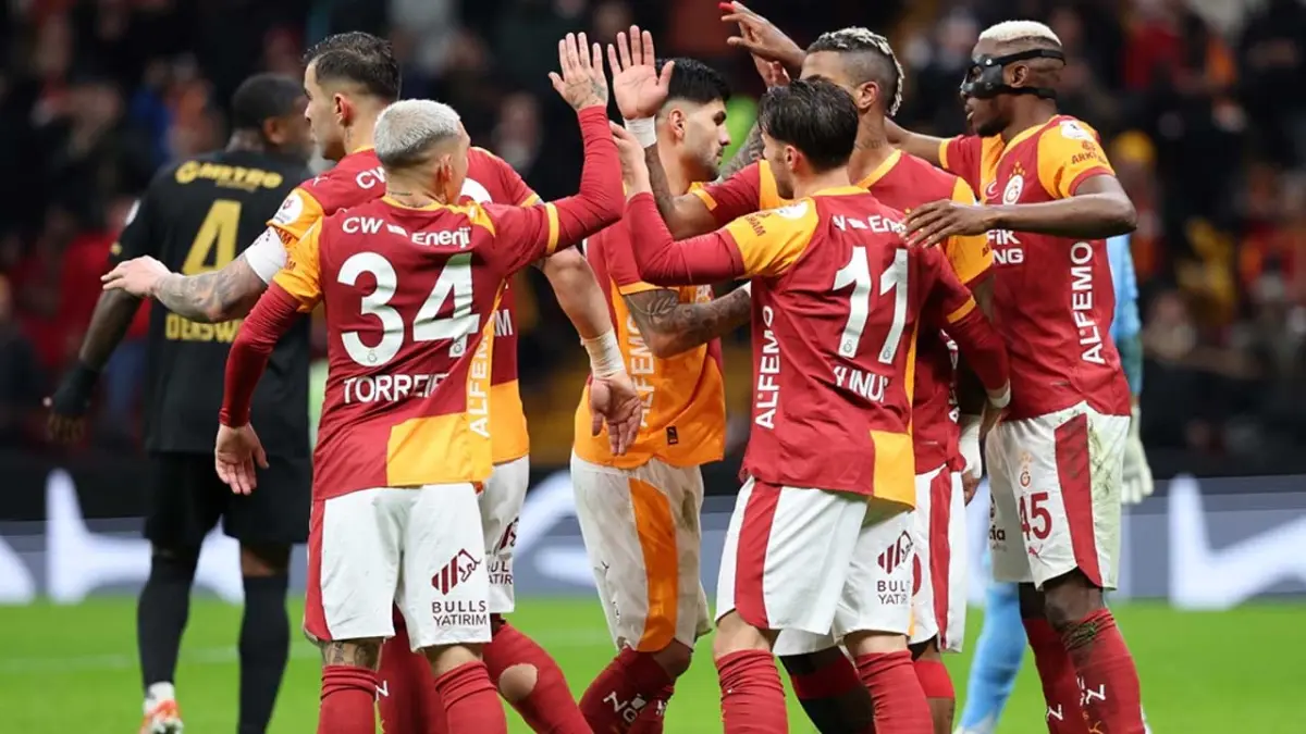 Aslan liderlik koltuğunda kükredi haberinin görseli