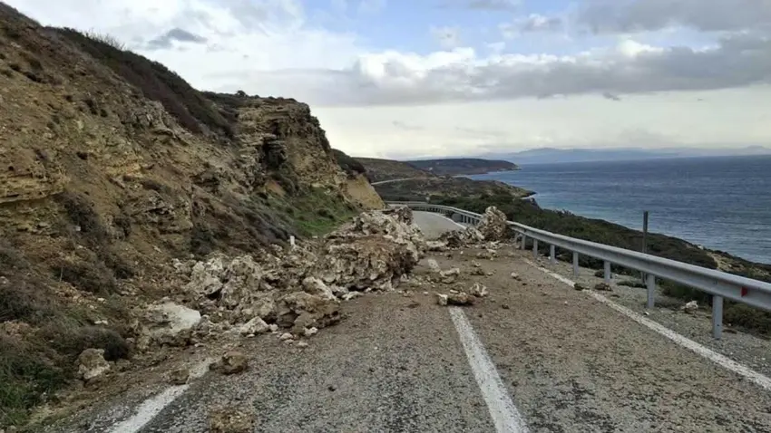 Bozcaada'da sağanak sonrası heyelan meydana geldi haberinin görseli