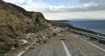 Bozcaada'da sağanak sonrası heyelan meydana geldi