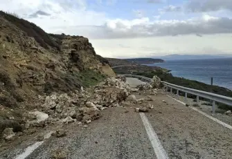 Bozcaada'da sağanak sonrası heyelan meydana geldi