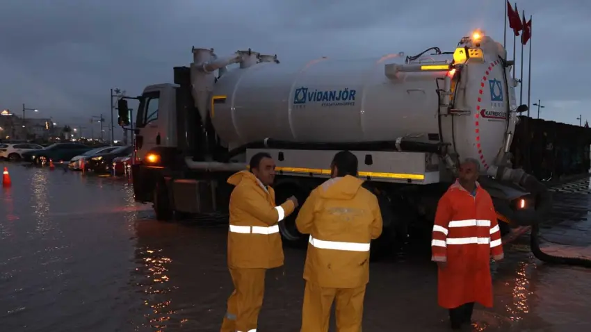 Deniz seviyesi yükseldi, İZSU sahaya indi