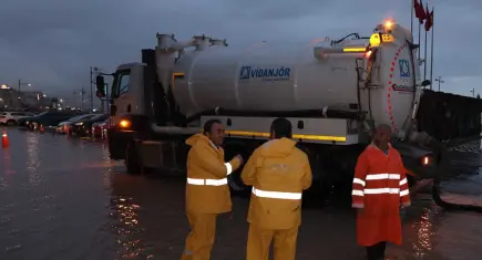 Deniz seviyesi yükseldi, İZSU sahaya indi