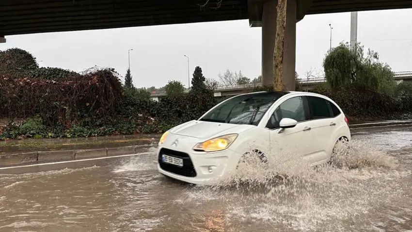 İzmir’de sağanak kabusu: Cadde ve sokaklar göle döndü!