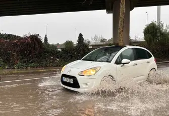 İzmir’de sağanak kabusu: Cadde ve sokaklar göle döndü!