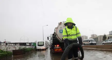İzmir’de turuncu alarm mesaisi: 1600 personel sahada, kriz masası devrede!
