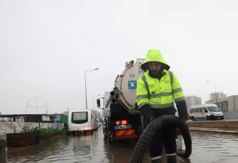 İzmir’de turuncu alarm mesaisi: 1600 personel sahada, kriz masası devrede!