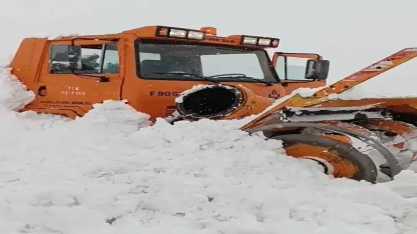 Karayolları kar küreme aracına çığ düştü, operatör sağ kurtarıldı haberinin görseli