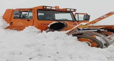 Karayolları kar küreme aracına çığ düştü, operatör sağ kurtarıldı