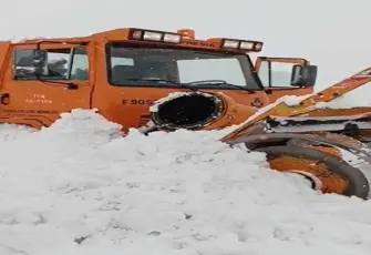 Karayolları kar küreme aracına çığ düştü, operatör sağ kurtarıldı