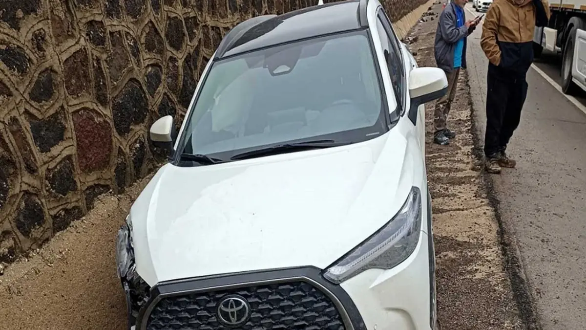 Otomobil ile hafif ticari araç çarpıştı: Çok sayıda yaralı var haberinin görseli