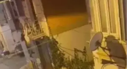 Beyoğlu’nda balkondan atlamak isteyen kadını eşi kollarından yakaladı ama düştü