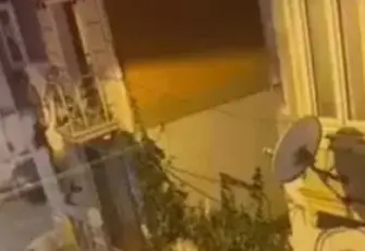 Beyoğlu’nda balkondan atlamak isteyen kadını eşi kollarından yakaladı ama düştü