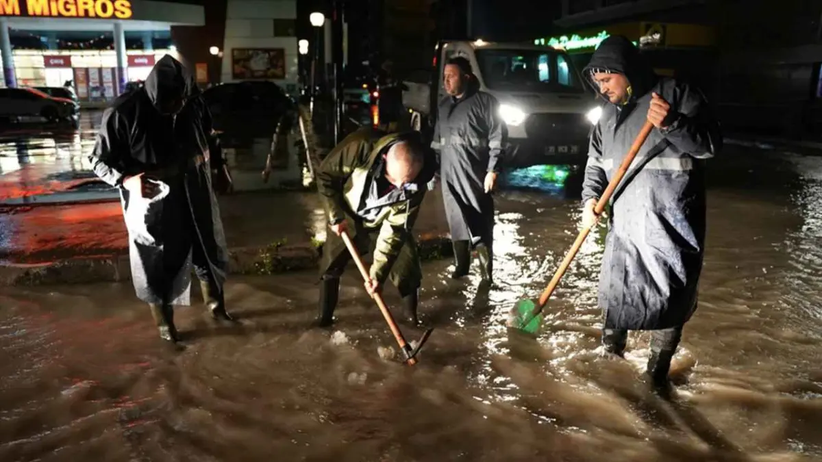 Çeşme Belediyesi sağanak yağışa karşı sahadaydı haberinin görseli