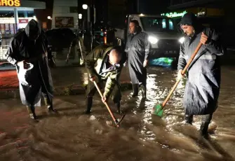 Çeşme Belediyesi sağanak yağışa karşı sahadaydı