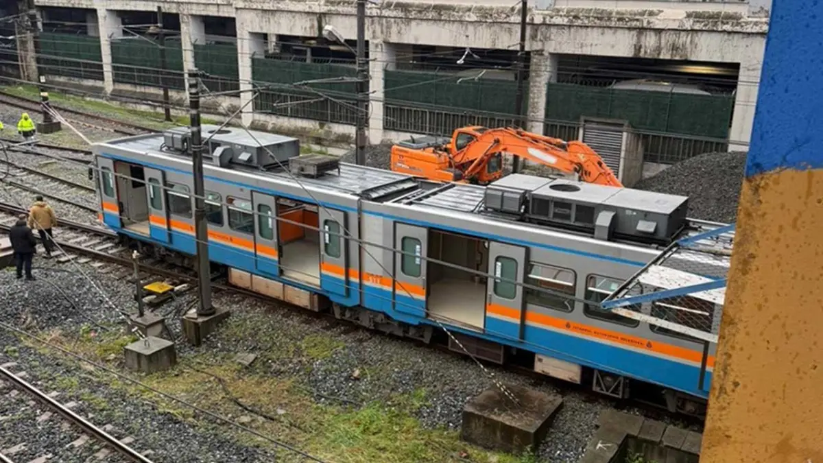 Esenler'de raydan çıkan metro nedeniyle yolcular tahliye edildi haberinin görseli