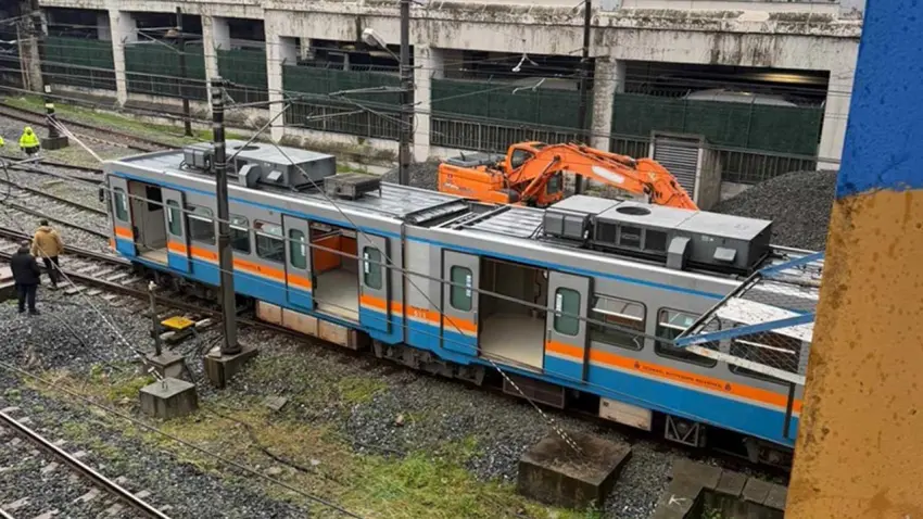 Esenler'de raydan çıkan metro nedeniyle yolcular tahliye edildi haberinin görseli