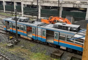 Esenler'de raydan çıkan metro nedeniyle yolcular tahliye edildi