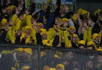 Fenerbahçe taraftarına bu kez sarı bere dağıttı