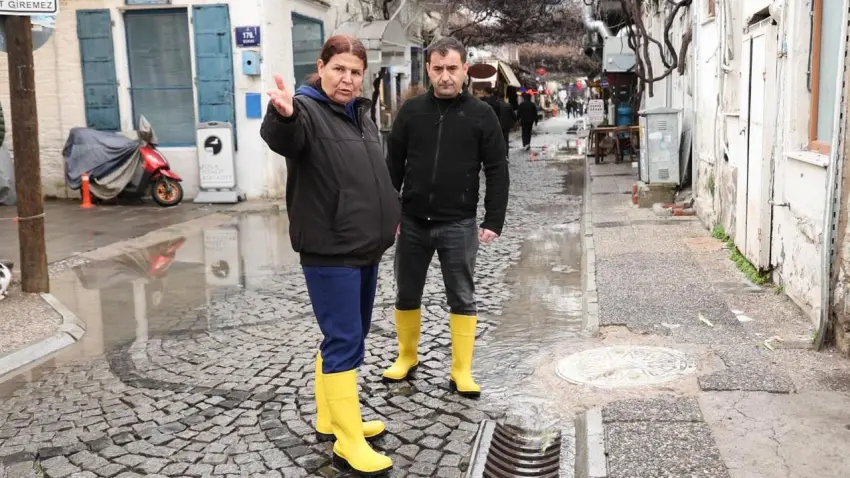 Foça'da yağışlara karşı sahada yoğun çalışma