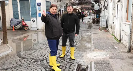 Foça'da yağışlara karşı sahada yoğun çalışma