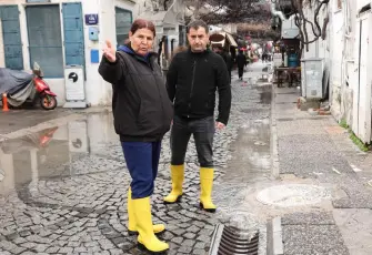 Foça'da yağışlara karşı sahada yoğun çalışma