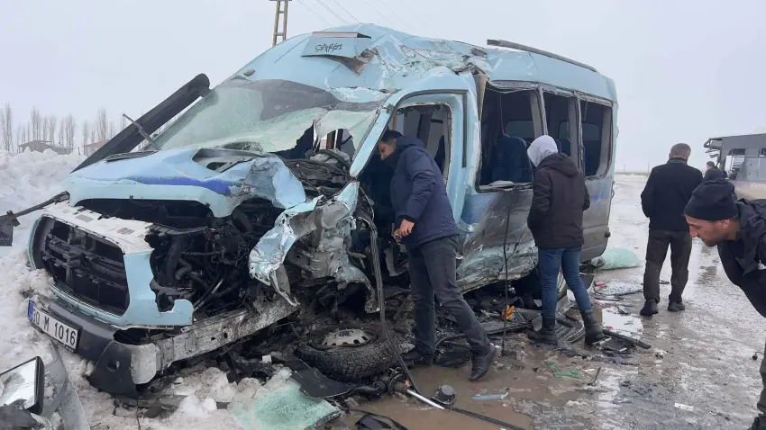 Halk otobüsü ile minibüs çarpıştı: 18 kişi yaralandı haberinin görseli