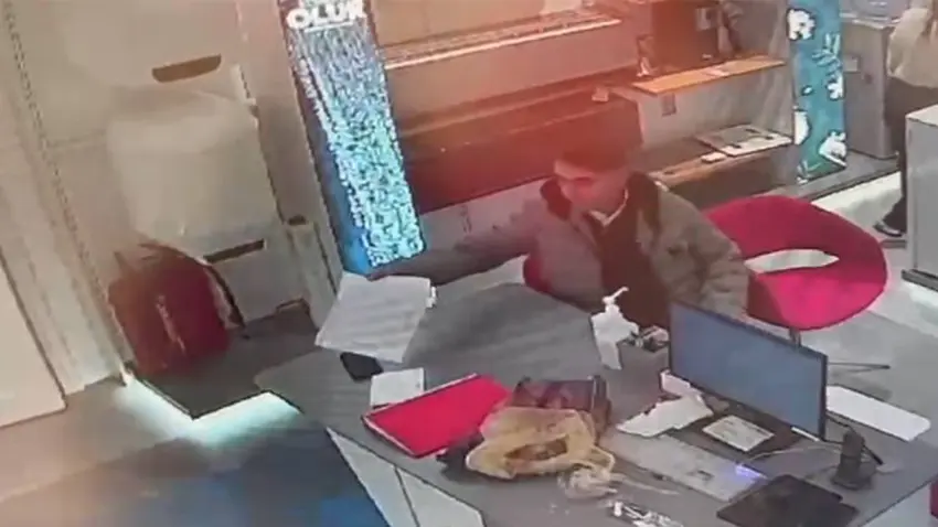 İş başvurusu için girdiği mağazada müdürün telefonunu çaldı haberinin görseli