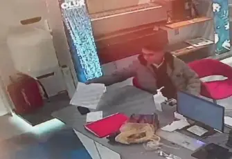 İş başvurusu için girdiği mağazada müdürün telefonunu çaldı