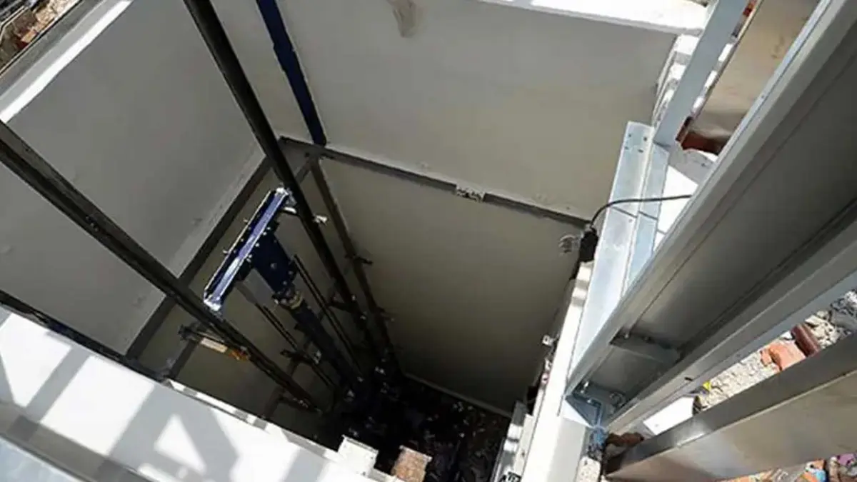 İstanbul'da asansör faciası:Mahsur kalan çocuğu kurtarmak isterken canından oldu haberinin görseli