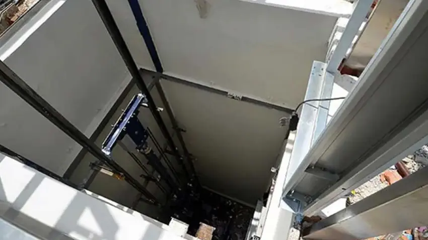 İstanbul'da asansör faciası:Mahsur kalan çocuğu kurtarmak isterken canından oldu haberinin görseli