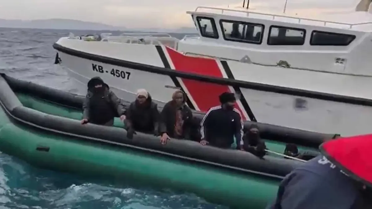 İzmir açıklarında 22 düzensiz göçmen yakalandı haberinin görseli