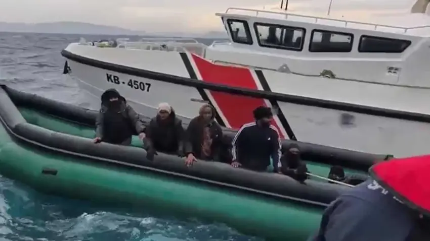 İzmir açıklarında 22 düzensiz göçmen yakalandı