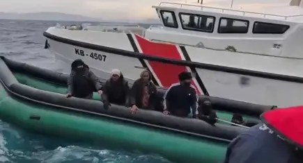 İzmir açıklarında 22 düzensiz göçmen yakalandı