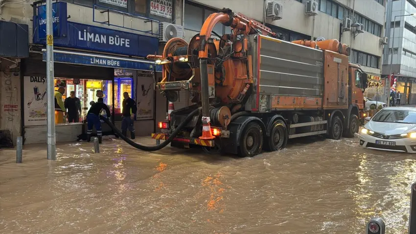 İzmir’de sağanak etkili oldu: Alsancak’ta iş yerlerini su bastı