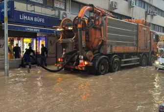 İzmir’de sağanak etkili oldu: Alsancak’ta iş yerlerini su bastı