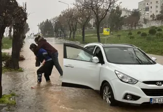 İzmir zabıtasından yürekleri ısıtan hareket